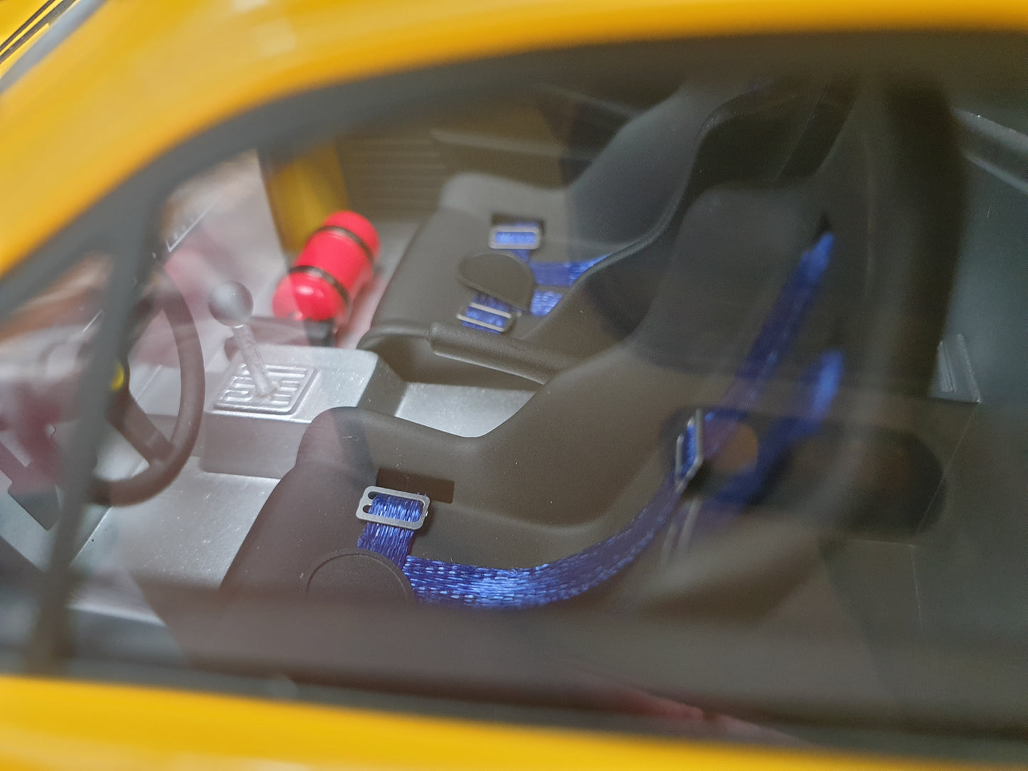 Miniatur-Ferrari F40 LM Gelb – Maßstab 1:18