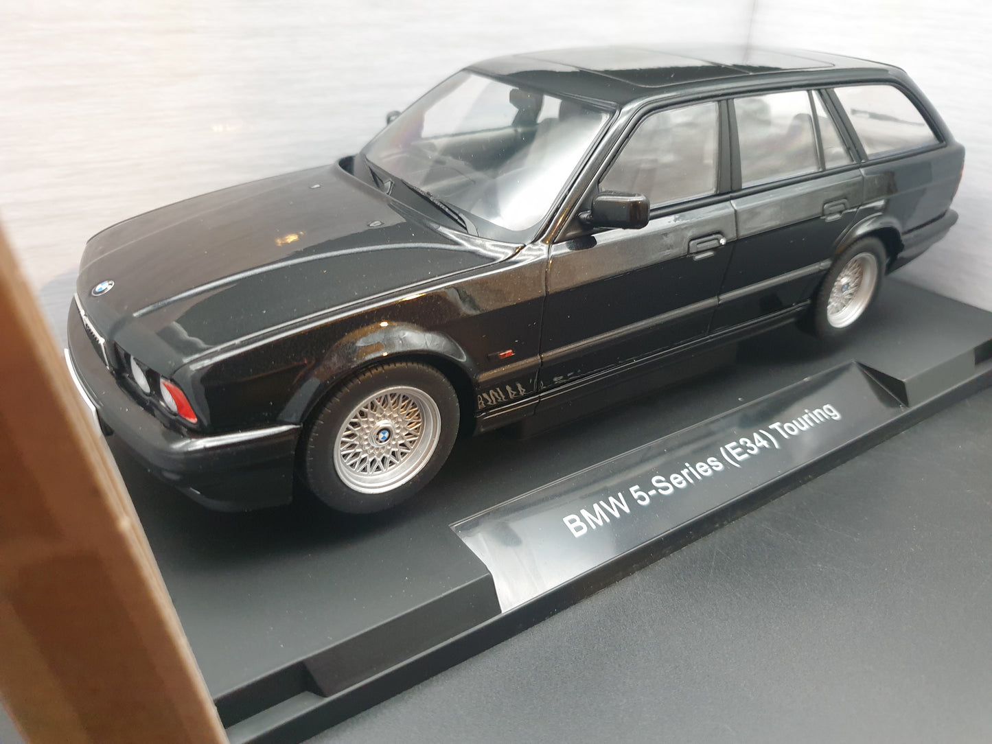BMW 540i E34 Touring 1991 Black ModelCar Group 1:18