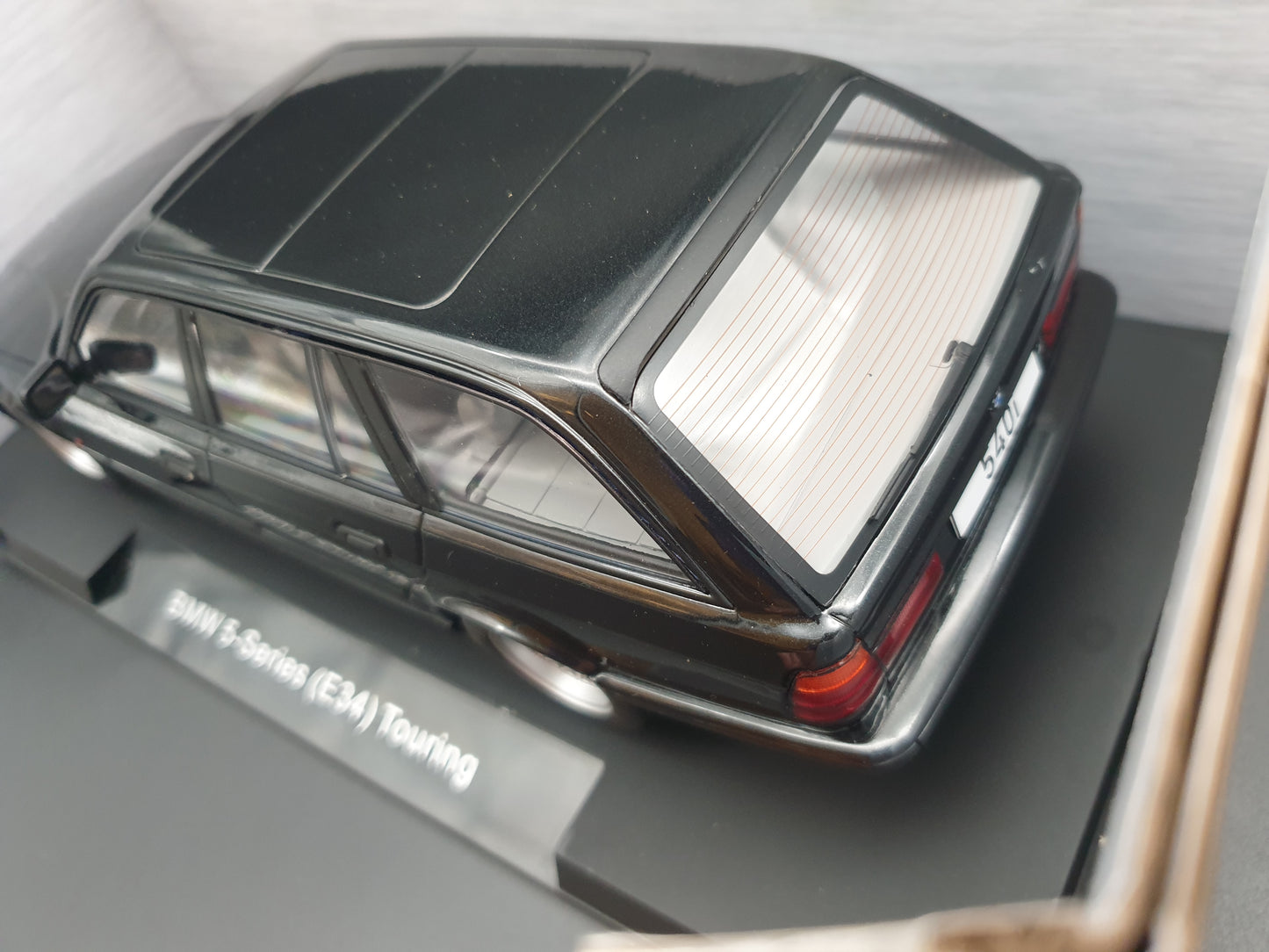 BMW 540i E34 Touring 1991 Black ModelCar Group 1:18