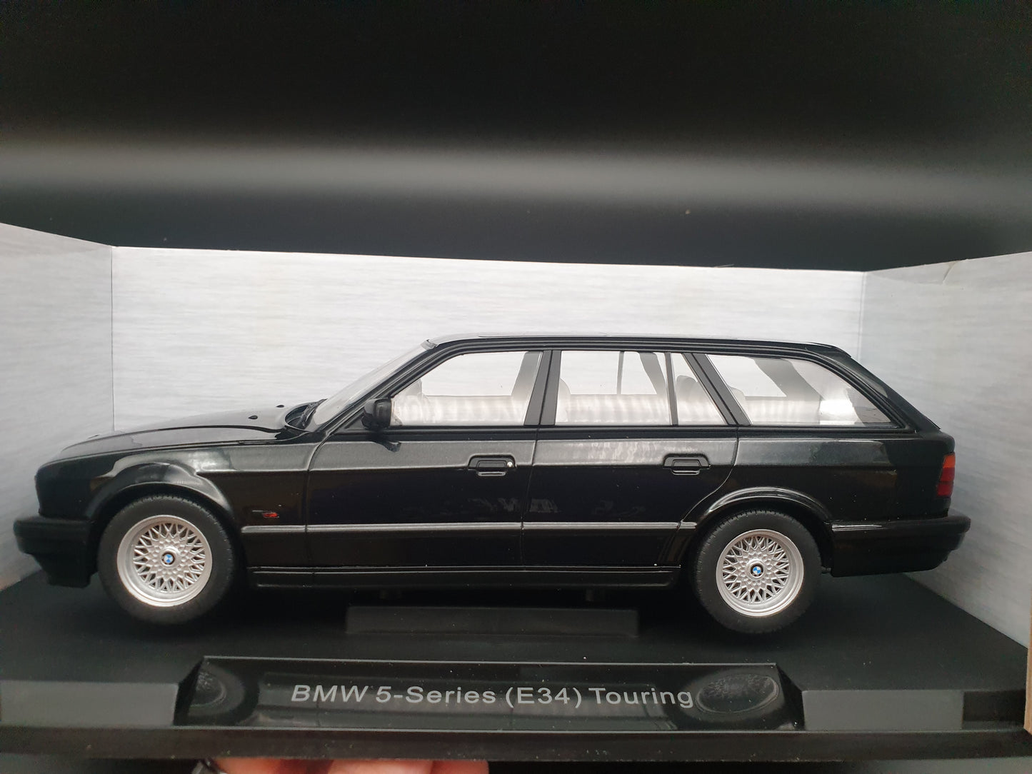 BMW 540i E34 Touring 1991 Black ModelCar Group 1:18
