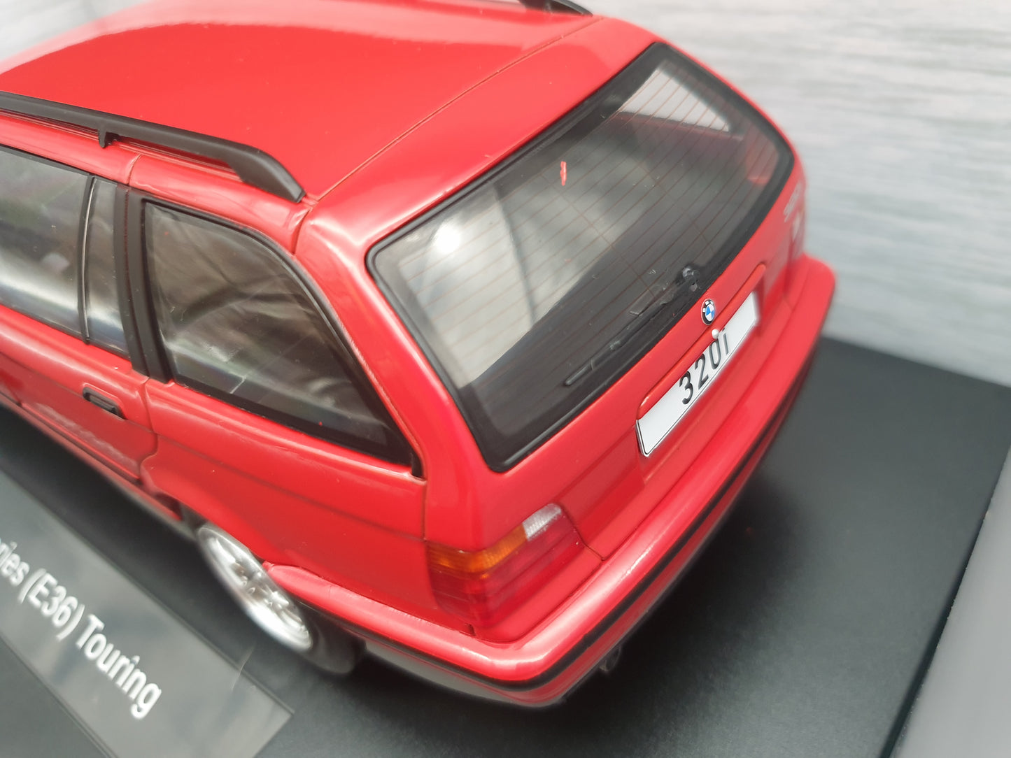 BMW 320i E36 Touring Red ModelCar Group 1:18