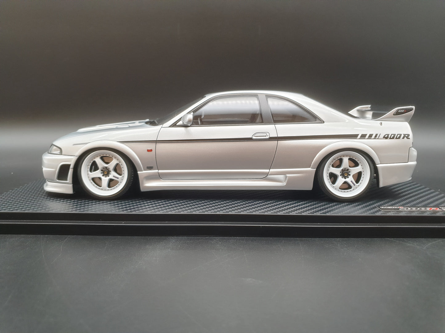 IG3654 NISMO 400R (BCNR33) Silver Ignition Model 1:18