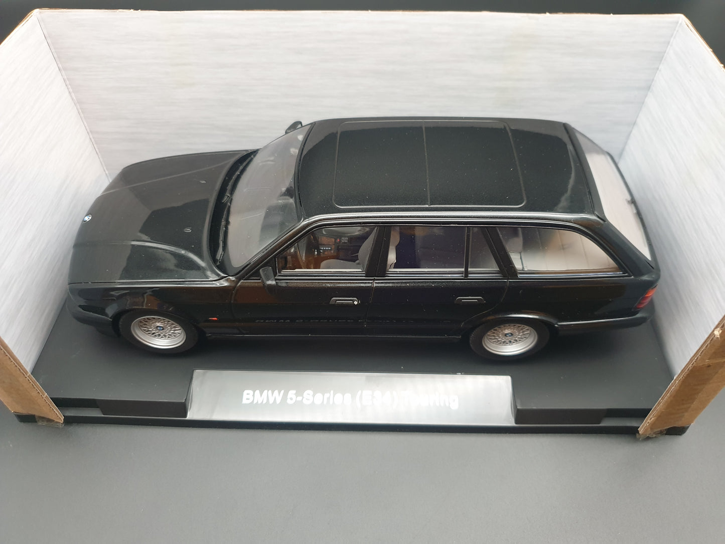 BMW 540i E34 Touring 1991 Black ModelCar Group 1:18