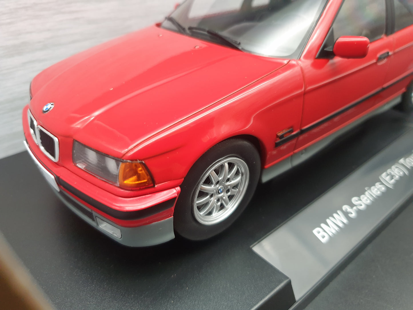 BMW 320i E36 Touring Red ModelCar Group 1:18