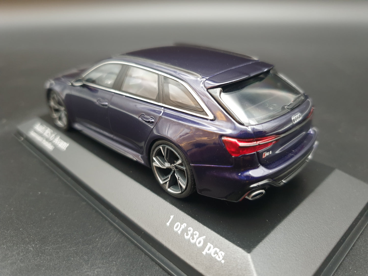 Audi RS6 Avant 2019 Violet metallic Minichamps 1:43