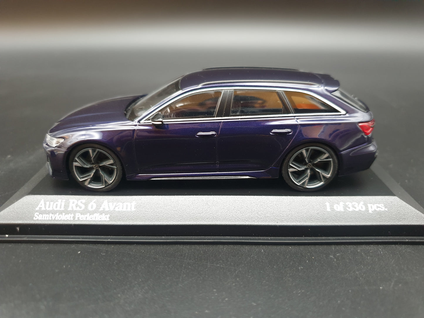 Audi RS6 Avant 2019 Violet metallic Minichamps 1:43