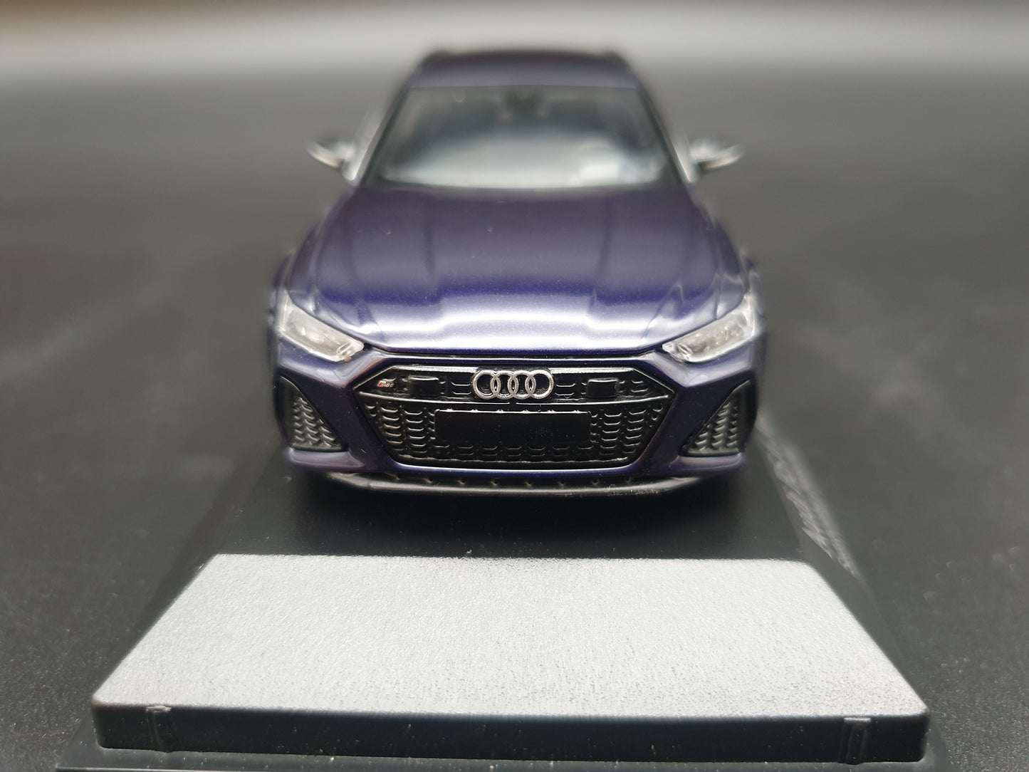 Audi RS6 Avant 2019 Violet metallic Minichamps 1:43