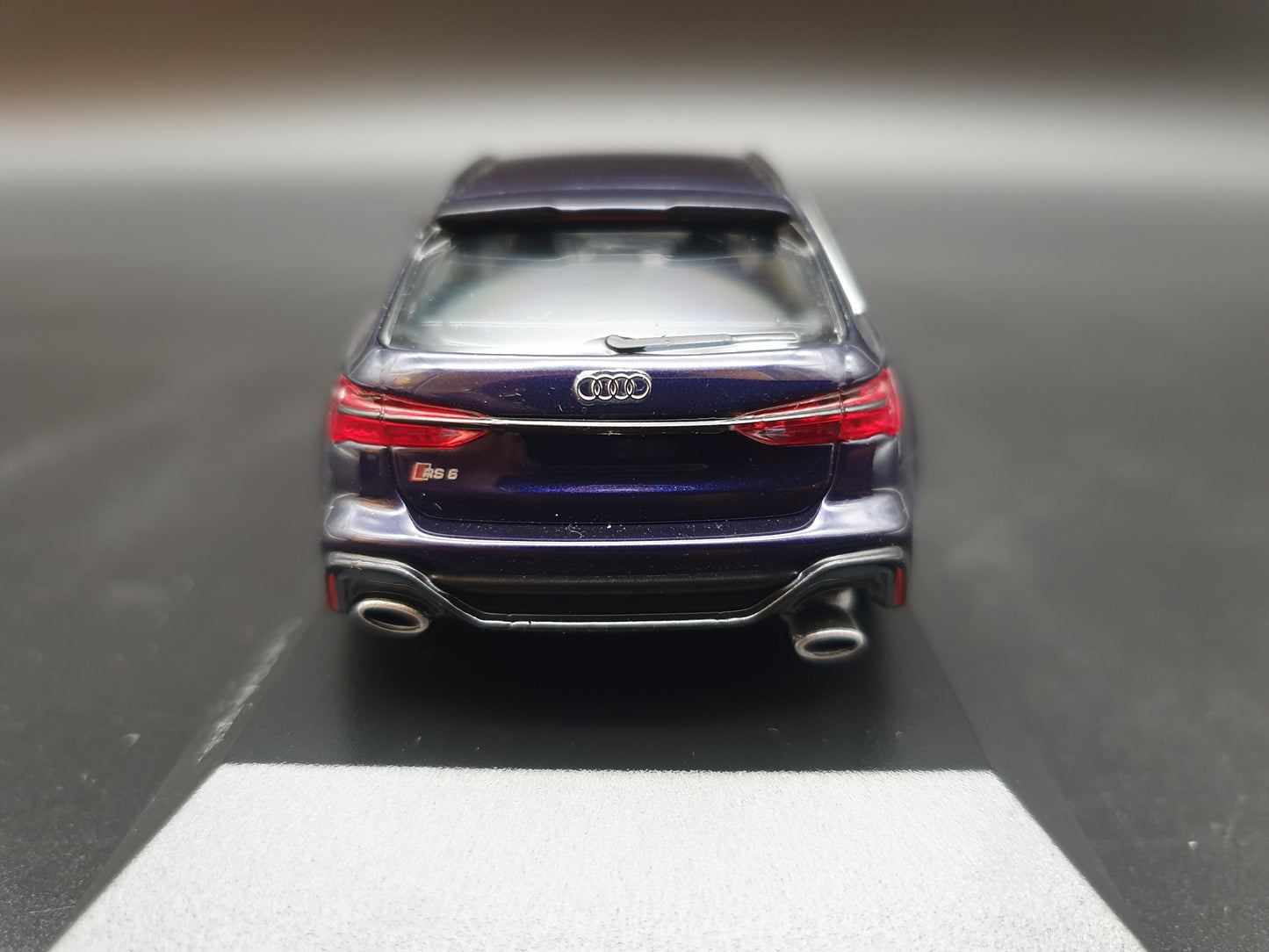 Audi RS6 Avant 2019 Violet metallic Minichamps 1:43