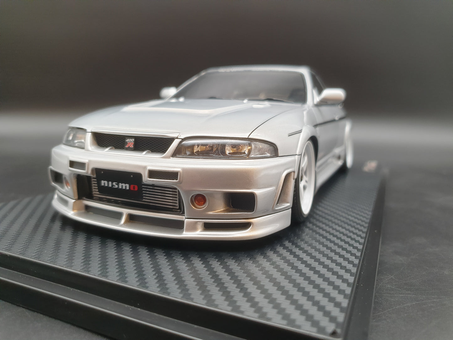 IG3654 NISMO 400R (BCNR33) Silver Ignition Model 1:18